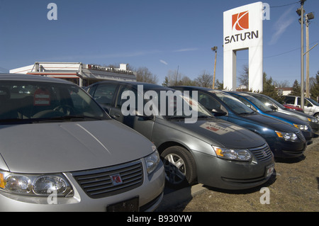Autohaus Saturn Parkplatz während der Rezession 2009 voller unverkaufter Autos, Poughkeepsie, New York Stockfoto