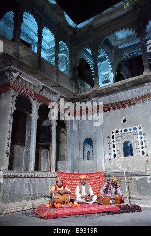 Indien Rajasthan Udaipur Bagore Ki Haveli Musiker historische Erbe Architektur Stockfoto