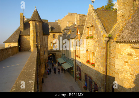 Mont Saint Michel Stadtmauer und main Street Brittany France Stockfoto