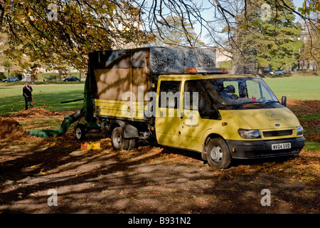 Ein Mitarbeiter von Harrogate Borough Council Clearing verlässt auf die streunenden. Stockfoto