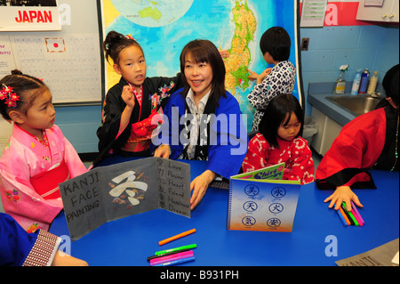 Internationaler Abend eine USA-Maryland-Grundschule japanische Schüler und Eltern, die andere über ihre Kultur zu unterrichten Stockfoto