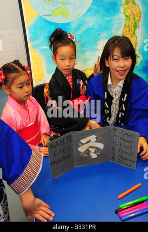 Internationaler Abend eine USA-Maryland-Grundschule japanische Schüler und Eltern, die andere über ihre Kultur zu unterrichten Stockfoto