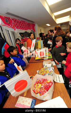 Internationaler Abend eine USA-Maryland-Grundschule japanische Schüler und Eltern, die andere über ihre Kultur zu unterrichten Stockfoto