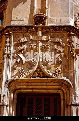 Eine reich verzierte Wappen ziert den Eingang zum ehemaligen 15. Jahrhundert Cluny Abtei in Paris jetzt im Cluny-Museum von der Mitte Stockfoto