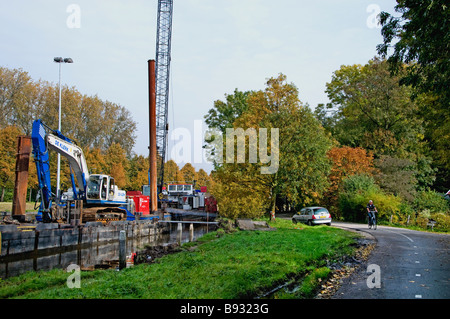 Leiden Niederlande Canal Deich Bank dam Restaurierung Stockfoto