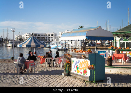 Ein frisches orange Juce Stand auf Port el Kantaoui, Sousse, Tunesien. Port el Kantaoui, Tunesien. Stockfoto