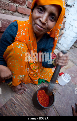 Indische Frau Brech Chili in Fatehpur Sikri Indien Stockfoto