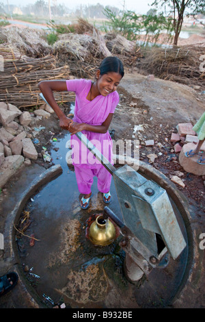 Indische Mädchen Pumpen von Wasser aus einem Brunnen in Fatehpur Sikri Indien Stockfoto