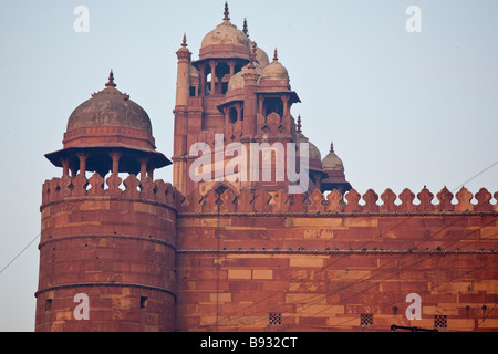 Menschen drängen in Richtung der Festung und Freitags-Moschee oder Jama Masjid in Fatehpur Sikri Indien produzieren Stockfoto