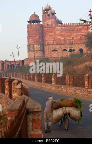 Menschen drängen in Richtung der Festung und Freitags-Moschee oder Jama Masjid in Fatehpur Sikri Indien produzieren Stockfoto