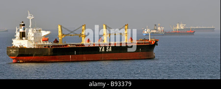 Schifffahrt in Hitzewolken, einschließlich Massengutschiffen und Öltankern, vor der Küste von Fujairah Bunkerhafen Golf von Oman in der Nähe der Straße von Hormuz Stockfoto