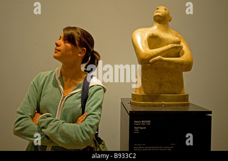 Junges Mädchen mit Henry Moore Skulpturen in der National Gallery of Victoria Stockfoto