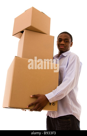 Afrikanischen jungen Mann hält einen Stapel von Paketen Stockfoto