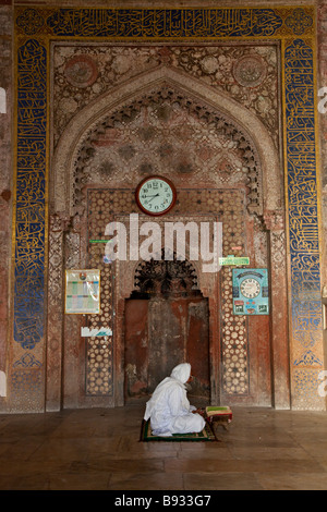 Imam-Lesung aus dem Heiligen Koran in der Freitags-Moschee in Fatehpur Sikri Indien Stockfoto