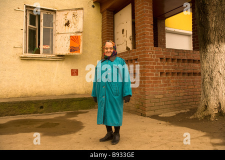 Porträt der alten Frau im Kopftuch und Türkis Mantel außerhalb der Fabrik, Jekaterinburg, Ural, Russland Stockfoto
