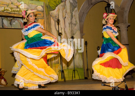 Folkloristische Tänzerinnen im Cosala Bergbau Museum Theater in staatlichen Cosala, Sinaloa, Mexiko. Stockfoto