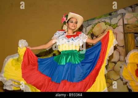 Folkloristische Tänzerin am Cosala Bergbau Museum Theater in staatlichen Cosala, Sinaloa, Mexiko durchführen. Stockfoto