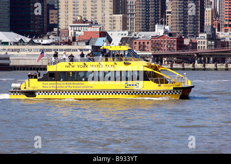 Wasser-Taxi Fähren Menschen rund um die Insel von Manhattan, New York City, USA Stockfoto