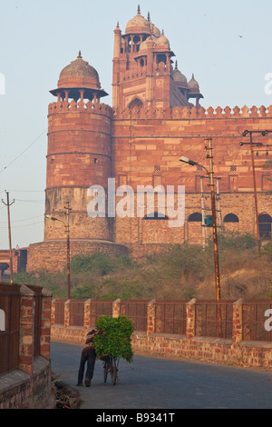 Menschen drängen in Richtung der Festung und Freitags-Moschee oder Jama Masjid in Fatehpur Sikri Indien produzieren Stockfoto