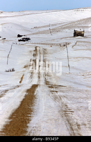 Verlassene Gebäude und Straße im Winter Saskatchewan Stockfoto