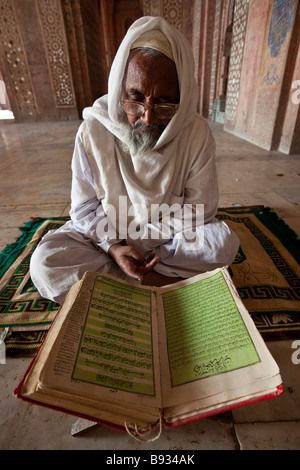 Imam-Lesung aus dem Heiligen Koran in der Freitags-Moschee in Fatehpur Sikri Indien Stockfoto