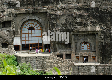 Ajanta Höhlen: Überblick der Chaitya Nr. 9 und 10. Aurangabad, Maharashtra, Indien Stockfoto