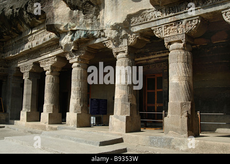 Ajanta Höhle 1: Fassade. Zeigt Säulen Veranda. Aurangabad, Maharashtra, Indien Stockfoto