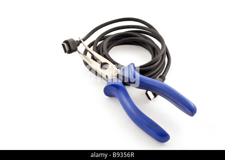 Knäuel schwarz HDMI-Kabel mit einem Nippers auf weißem Hintergrund Stockfoto