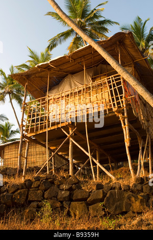 Goldene Bungalow am Strand Klippe am Sunstet. Stockfoto