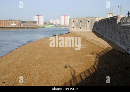 Portsmouth Harbour Eingang Strand und Rundturm bei Ebbe Hampshire England UK Stockfoto