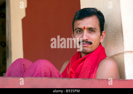 Jungen hindu-Mönch in Mangueshi Tempel der Göttin Shantadurga Porträt, Goa, Indien. Stockfoto