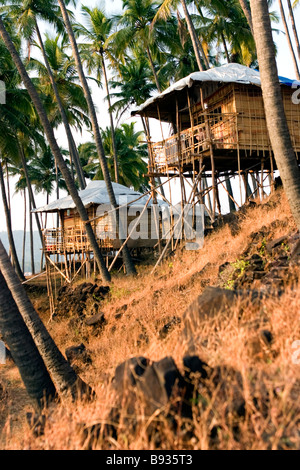 Zwei Bungalows am Strand Klippe am Sunstet. Stockfoto