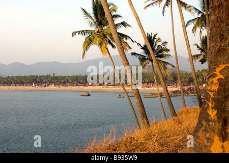 Sonnenuntergang über Palolem Beach durch Palmen, Goa, Indien. Stockfoto