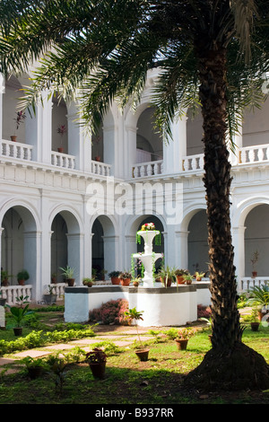 Die Basilika Bom Jesus eingeschlossen Patio mit Brunnen unter Palmen. Stockfoto