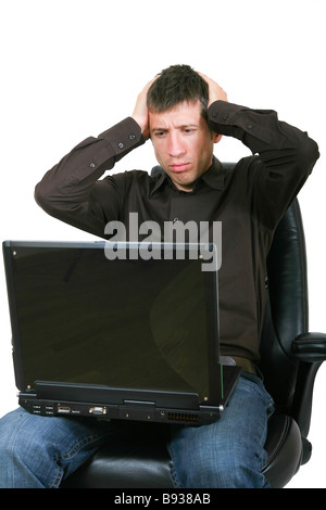 Geschäftsmann mit Laptop, Kopf in den Händen halten Stockfoto