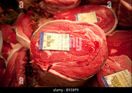 Eine Verbindung des lokalen Welsh prime Rindfleisch ohne Knochen Rippe in Rob Rattray s s Metzgerei Aberystwyth Wales UK Stockfoto