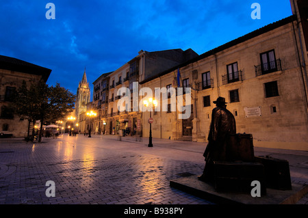 Der Dom bei Dämmerung Oviedo Asturias Spanien Stockfoto