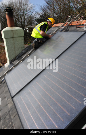 Installation von Wasser Heizung Solaranlage auf Dach eines Privathauses in Devon Südengland Stockfoto