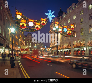 Weihnachtsbeleuchtung in der Abenddämmerung auf Regent Street in London Stockfoto