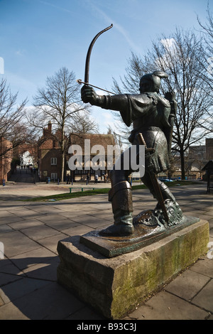 Geschändeter Robin Hood Statue außerhalb Nottingham Castle (untere Hälfte der Bogen fehlt) Stockfoto