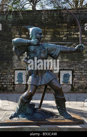 Geschändeter Robin Hood Statue außerhalb Nottingham Castle (untere Hälfte der Bogen fehlt) Stockfoto