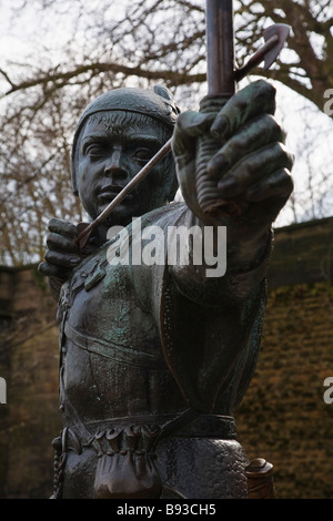 Geschändeter Robin Hood Statue außerhalb Nottingham Castle (untere Hälfte der Bogen fehlt) Stockfoto