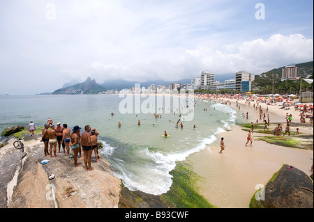 IPANEMA-STRAND RIO DE JANEIRO BRASILIEN AM WOCHENENDE Stockfoto