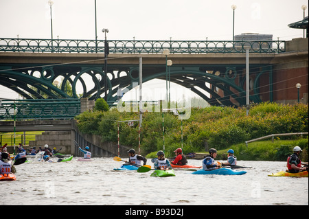 Kajak-Training Tees Barrage International White Water Center mit Tees Barrage Bridge in der Ferne. VEREINIGTES KÖNIGREICH Stockfoto