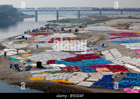 Dhobi Kleidung Unterlegscheiben im Fluss Yamuna in Agra Indien Stockfoto