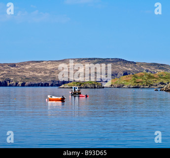 Boote vertäut am Tarbet mit Handa Insel in Ferne Tarbet, Sutherland, Schottland Stockfoto