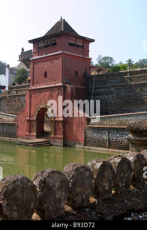 Mangueshi Tempel der Göttin Shantadurga Gopuram und Baden Ghat Goa, Indien. Stockfoto