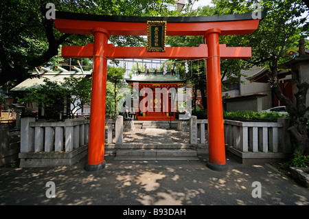 Vermillion Torii. Kanda Myojin Komplex (aka Kanda-Shinto-Schrein). Chiyoda Bezirk. Tokyo. Japan. Stockfoto