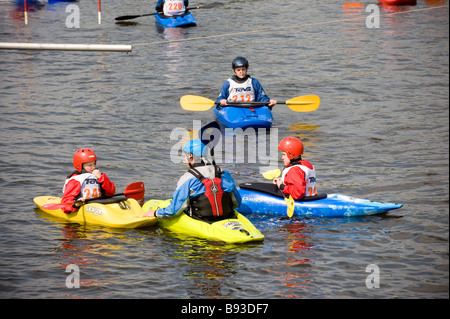 Rückansicht des Kajaklehrers, der mit einer Gruppe junger Kajakfahrer im Tees Barrage International White Water Center spricht. VEREINIGTES KÖNIGREICH. Stockfoto