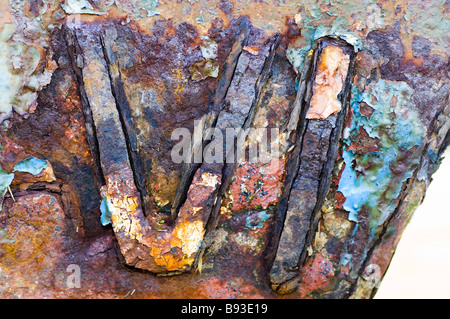 Rost römischen Ziffern auf Bug aufgegebener Fischerboote, Fleetwood, Lancashie, Großbritannien Stockfoto